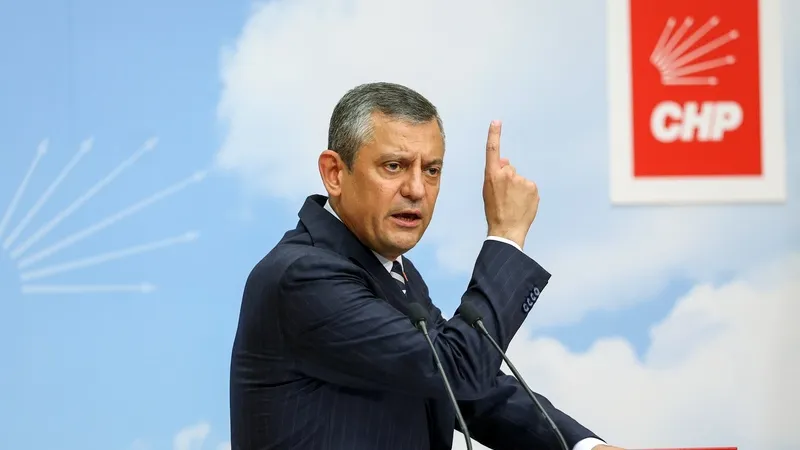 CHP GENEL BAŞKANI ÖZGÜR ÖZEL, TUTUKLU İBB BAŞKANI EKREM İMAMOĞLU’NU ZİYARET ETTİ