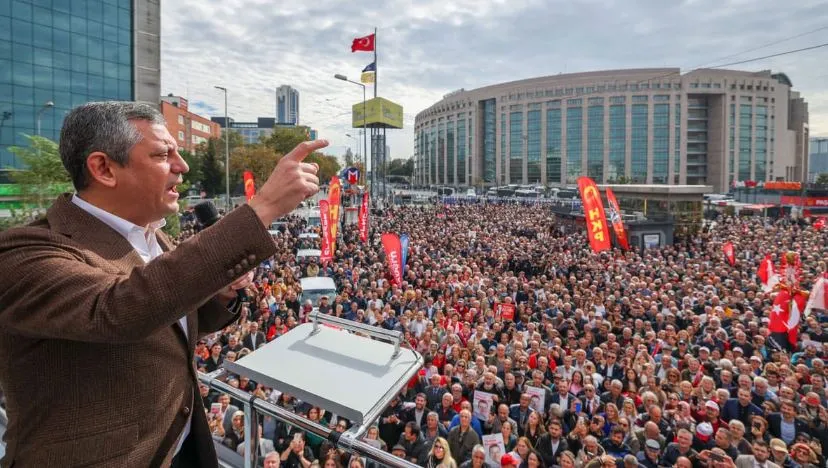 ÖZGÜR ÖZEL ÇAĞLAYAN’DA: “CASUSLUK İDDİASI BAŞSAVCILIĞIN ÇARESİZLİĞİNİN İTİRAFIDIR”