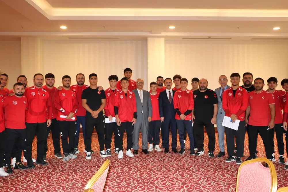 VALİ AKTAŞ,İLİMİZDE KAMPA GİREN MİLLİ GÜREŞÇİLERİ ZİYARET ETTİ