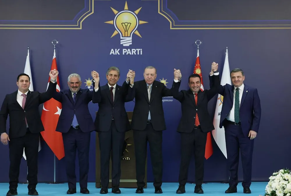 CUMHURBAŞKANI ERDOĞAN, AK PARTİ’YE KATILAN YENİ BELEDİYE BAŞKANLARINA ROZET TAKTI