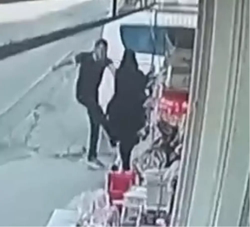 Sokak ortasında eşine tekme ve yumrukla saldırdı